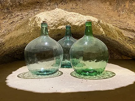 Garrafones de vidrio en una bodega subterránea