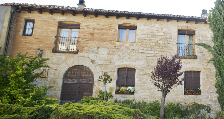 Fachada de piedra de La Casa del Valle I