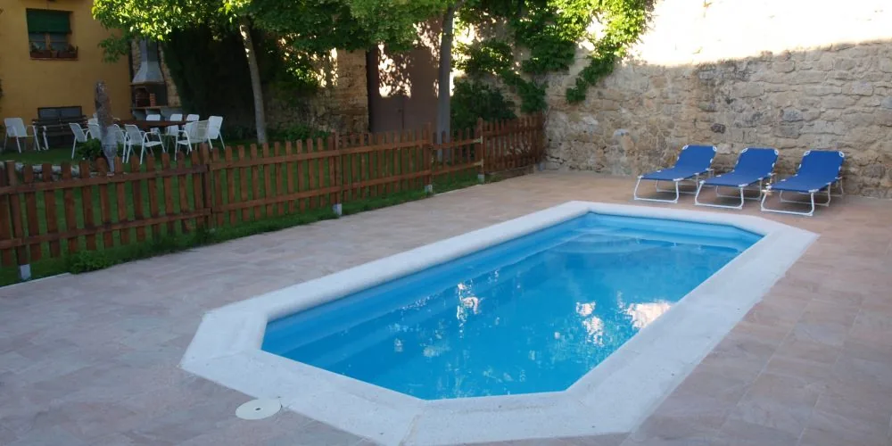 Piscina de la Casa I con tumbonas