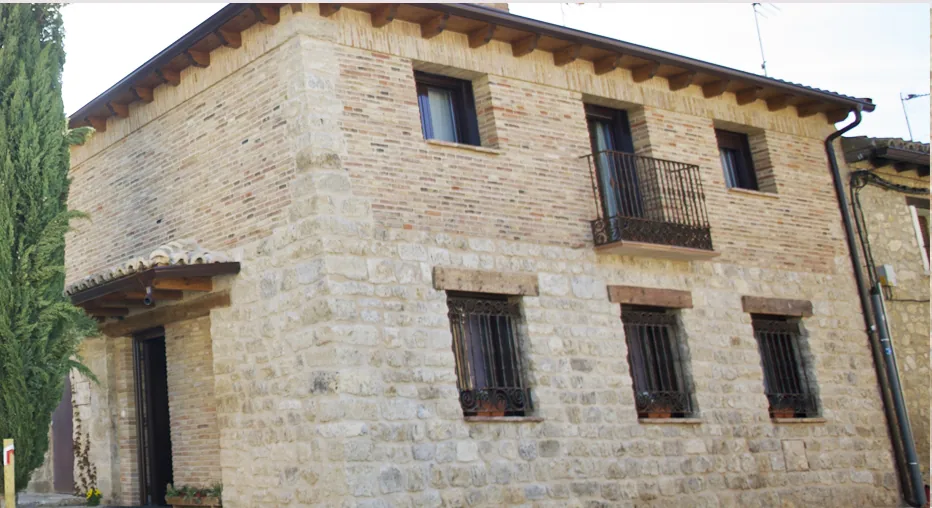 Fachada de piedra de La Casa del Valle II